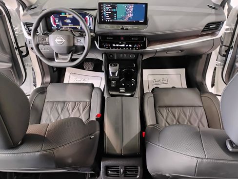 Used 2025 Nissan Rogue Platinum w/ Tech Package image 21