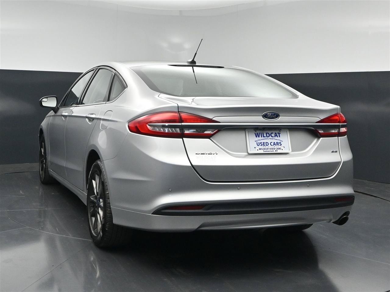Used 2017 Ford Fusion SE w/ Fusion SE Technology Package FWD image 7