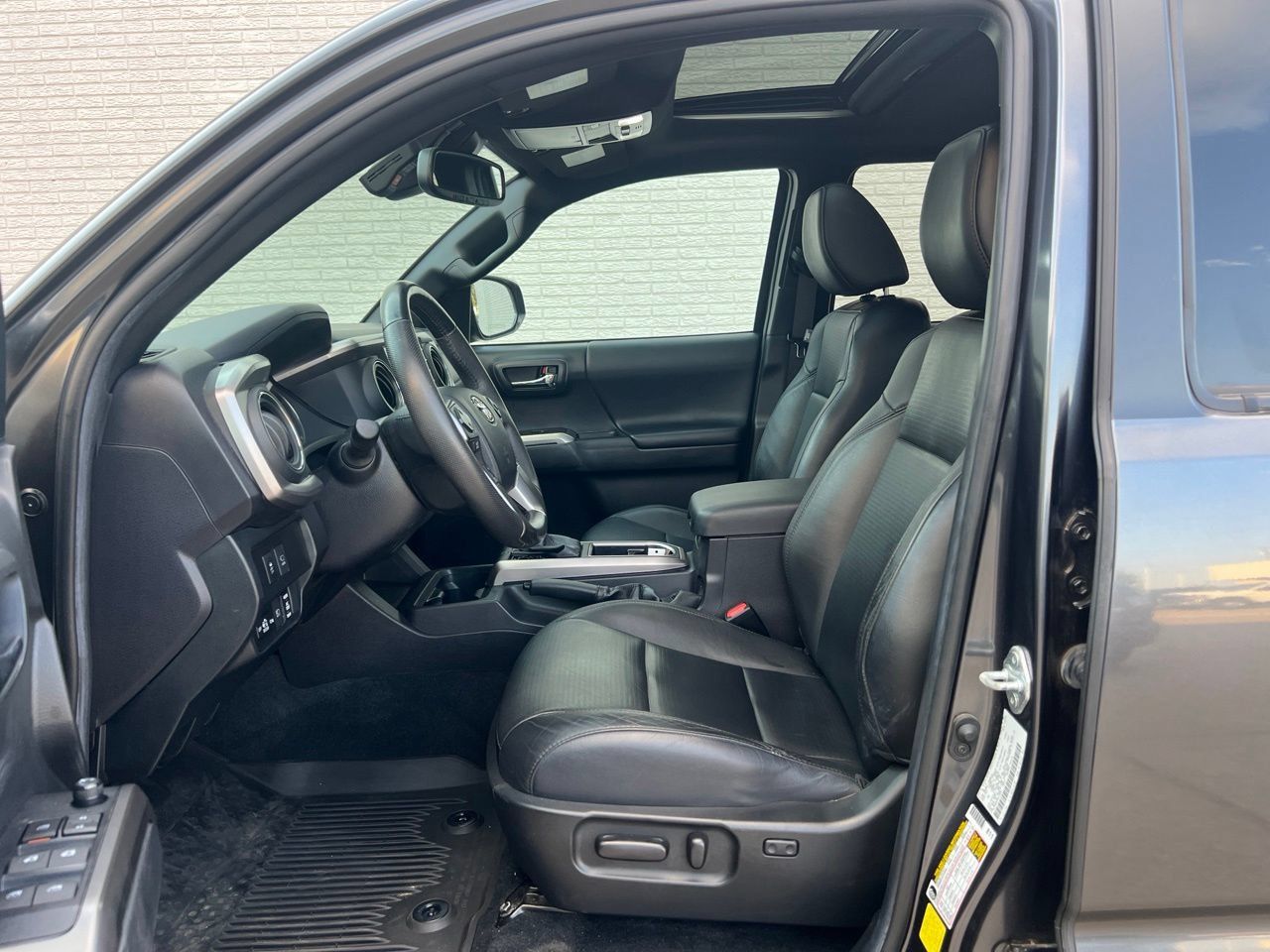 Used 2022 Toyota Tacoma Limited AWD/4WD image 10