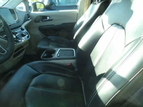 Used 2023 Chrysler Pacifica Touring-L image 5