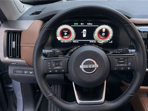 Used 2025 Nissan Pathfinder Platinum image 14