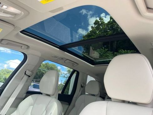 Used 2025 Volvo XC90 B6 Plus w/ Protection Package Premier AWD/4WD image 11