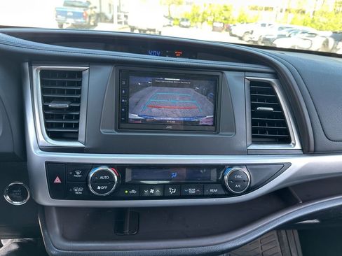 Used 2017 Toyota Highlander XLE image 12