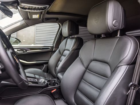 Certified 2023 Porsche Macan S AWD/4WD image 5