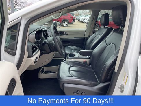 Used 2023 Chrysler Pacifica Touring-L FWD image 9