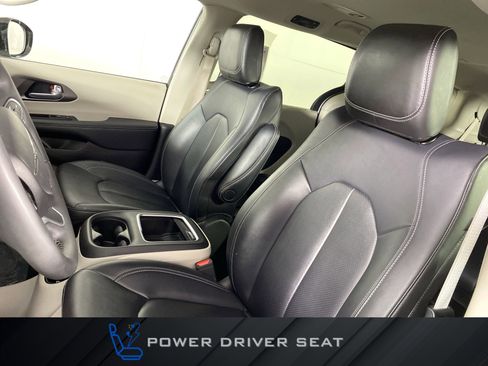 Used 2024 Chrysler Pacifica Touring-L image 16