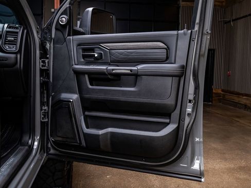 Used 2025 RAM 3500 Limited AWD/4WD image 38