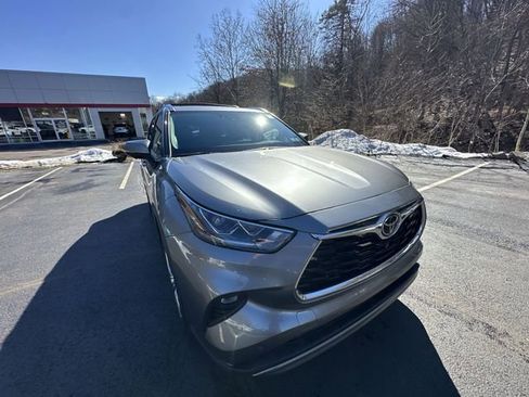 New 2026 Toyota Highlander Platinum image 11