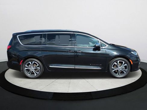 Used 2022 Chrysler Pacifica Pinnacle image 2
