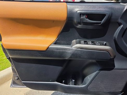 Used 2019 Toyota Tacoma SR5 RWD image 27