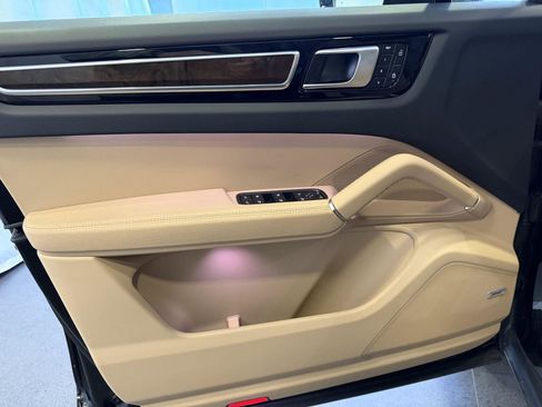 Used 2022 Porsche Cayenne Platinum Edition image 13