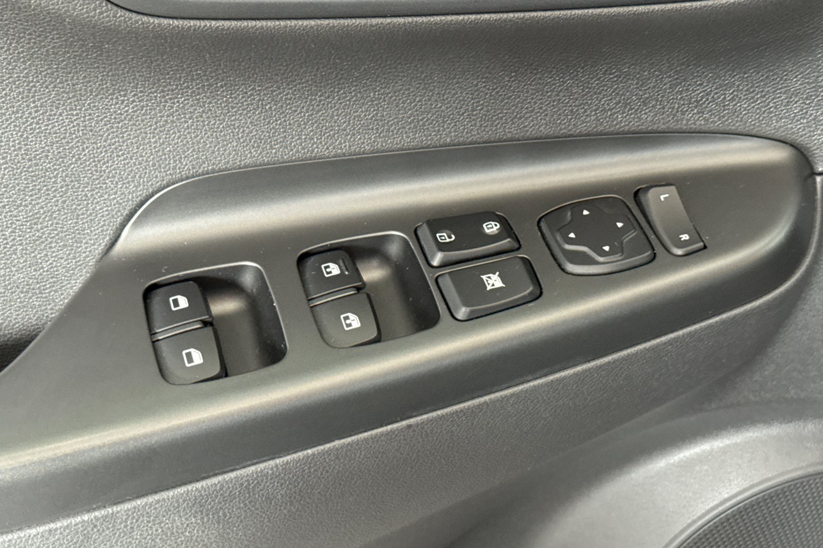 Used 2023 Hyundai Kona SE w/ Cargo Package FWD image 11