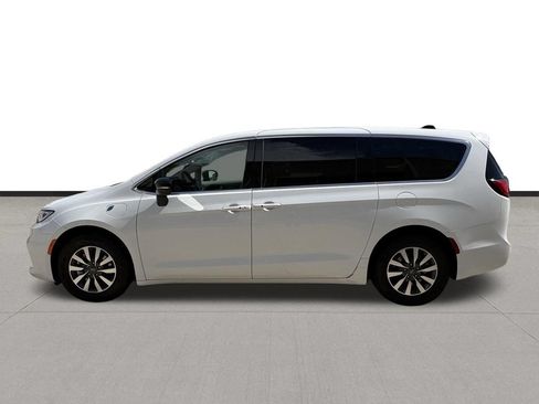 Used 2024 Chrysler Pacifica Limited FWD image 8