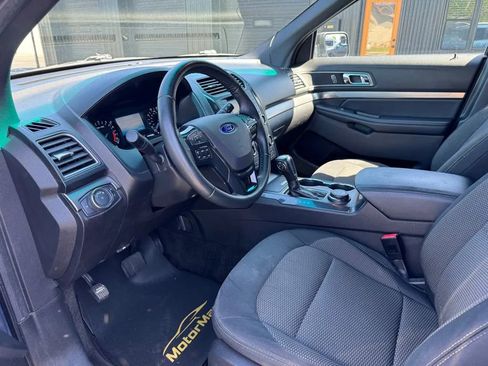 Used 2018 Ford Explorer XLT AWD/4WD image 5