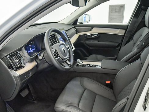 Certified 2025 Volvo XC90 T8 Plus w/ Protection Package Premier image 21