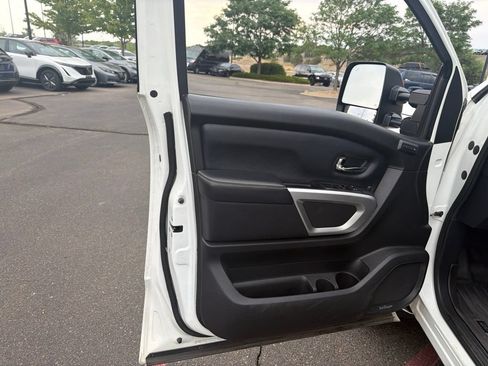 Used 2018 Nissan Titan PRO-4X w/ Pro-4x Convenience Package AWD/4WD image 6