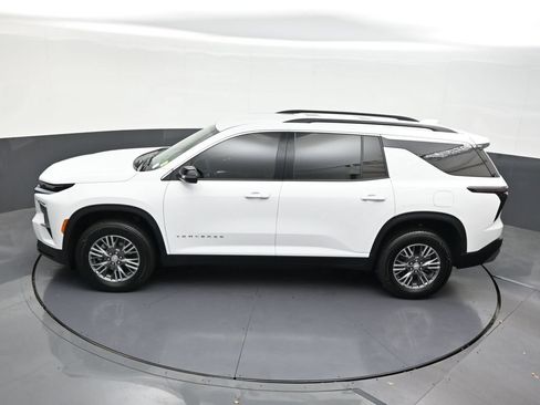 Used 2025 Chevrolet Traverse LT FWD image 18