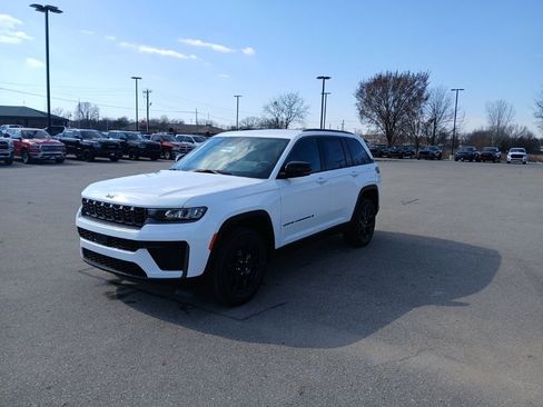 New 2026 Jeep Grand Cherokee Altitude image 3