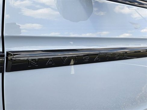 Used 2025 Lincoln Navigator L Reserve w/ Jet Appearance Package image 11