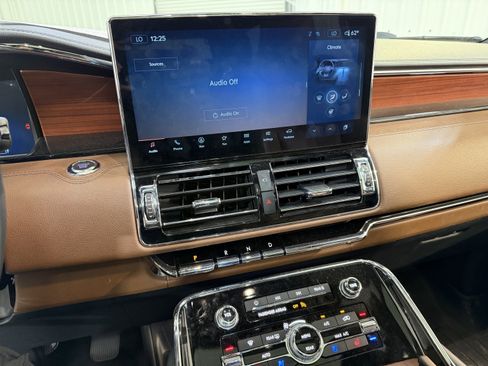 Used 2023 Lincoln Navigator Reserve image 19