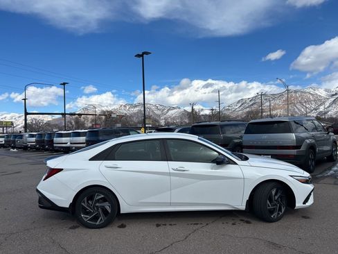 Used 2025 Hyundai Elantra SEL image 4