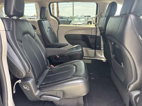 Used 2023 Chrysler Pacifica Touring-L FWD image 10