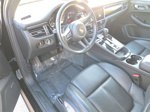 Certified 2024 Porsche Macan image 4
