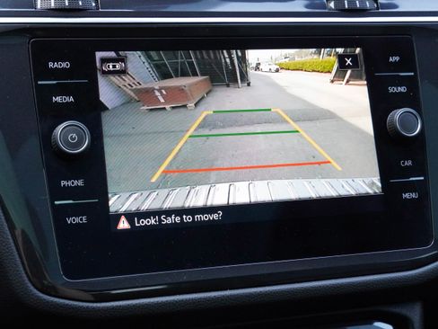 Used 2022 Volkswagen Tiguan SE R-Line image 26