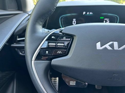 Used 2023 Kia Niro SX Touring FWD image 8