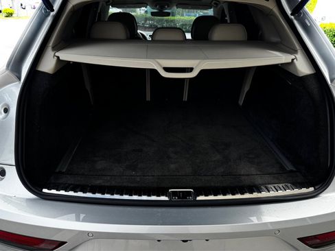 Used 2023 Bentley Bentayga Plug-In Hybrid AWD/4WD image 8