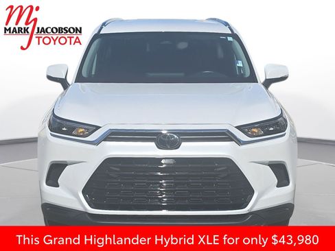 Used 2024 Toyota Grand Highlander XLE image 3