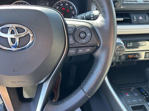 Used 2022 Toyota RAV4 XLE Premium image 7