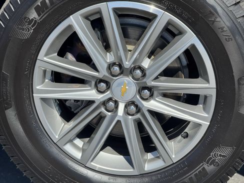 Certified 2023 Chevrolet Traverse LT w/ Rear Camera Mirror Package image 7