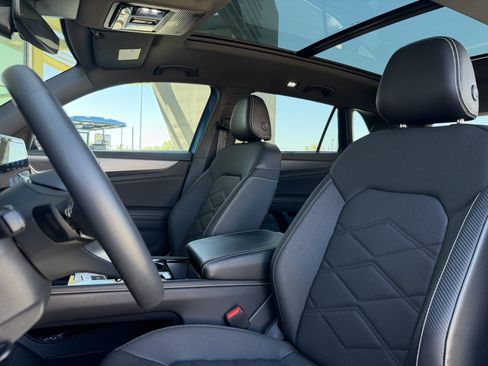 Used 2024 Volkswagen Atlas Cross Sport SE w/ Panoramic Sunroof Package FWD image 34
