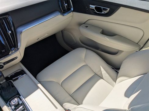 Used 2020 Volvo S60 T5 Momentum image 18