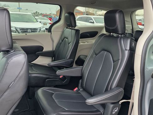 Used 2024 Chrysler Pacifica Touring-L image 29