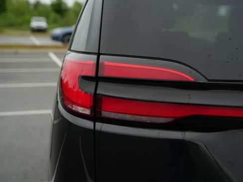 Used 2021 Chrysler Pacifica Touring FWD image 39