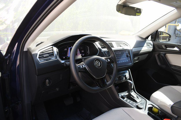 Used 2021 Volkswagen Tiguan SEL AWD/4WD image 14