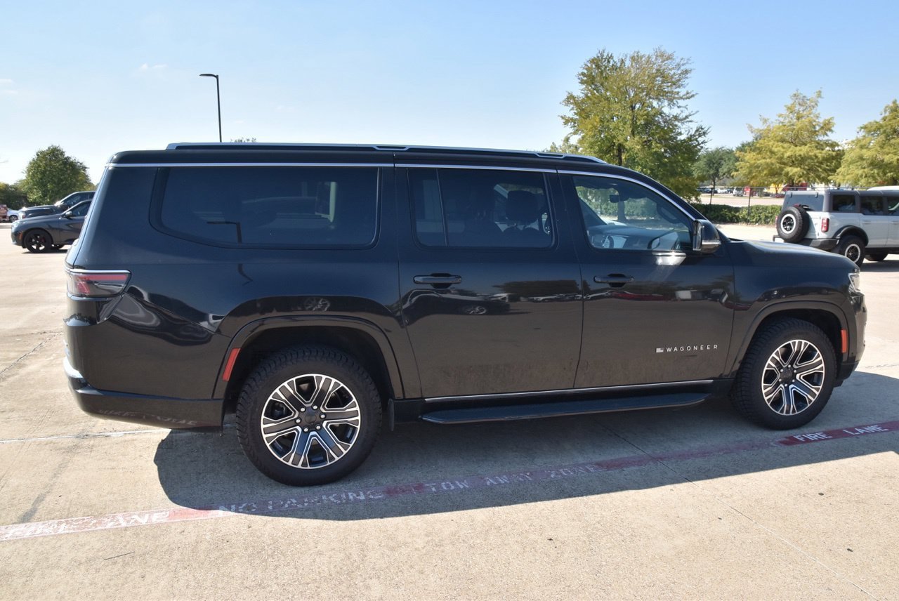 Used 2024 Jeep Wagoneer L Series II RWD image 5