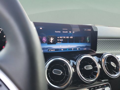 Used 2026 Mercedes-Benz GLB 250 image 17