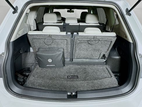 Used 2020 Volkswagen Tiguan SE w/ Panoramic Sunroof Package FWD image 28