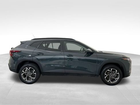 Used 2025 Chevrolet Trax LT FWD image 6