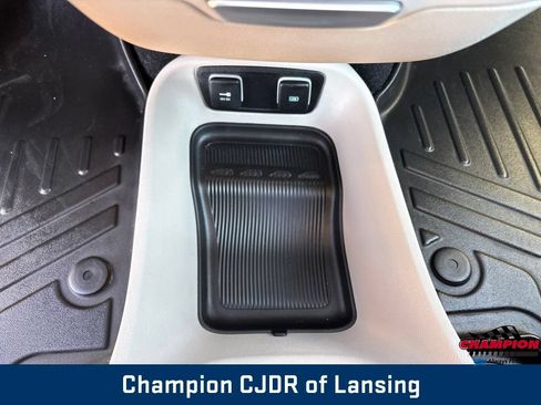 Used 2017 Chrysler Pacifica Touring-L w/ Tire & Wheel Group FWD image 32