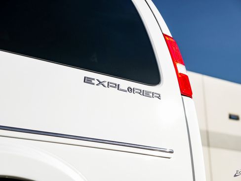 Used 2023 Chevrolet Express 2500 image 29