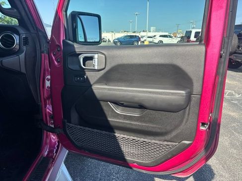 Used 2022 Jeep Wrangler Unlimited Sahara AWD/4WD image 20