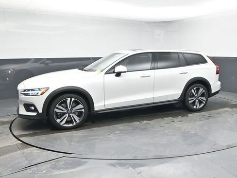 Certified 2025 Volvo V60 B5 Cross Country Plus image 4