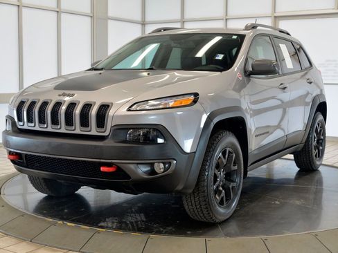Used 2016 Jeep Cherokee Trailhawk w/ Cold Weather Group image 4