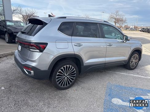 Used 2025 Volkswagen Taos SE image 31