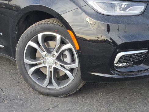 New 2026 Chrysler Pacifica Pinnacle image 3