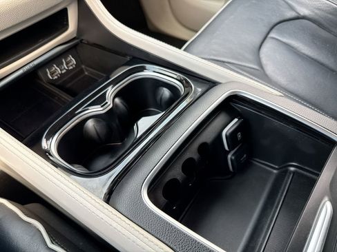 Used 2023 Chrysler Pacifica Limited image 21